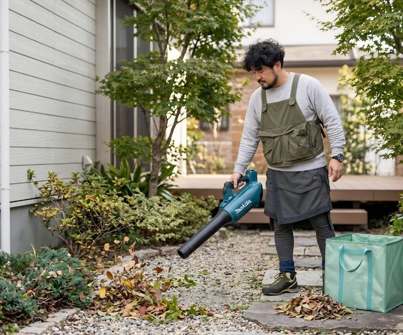 香芝市で植木屋が庭の手入れと清掃を行っている様子
